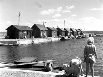 Hamnen Revsudden 1951. Rita och Gerd längst till vänster byggdes senare betongsjöbord som satte sig 1951